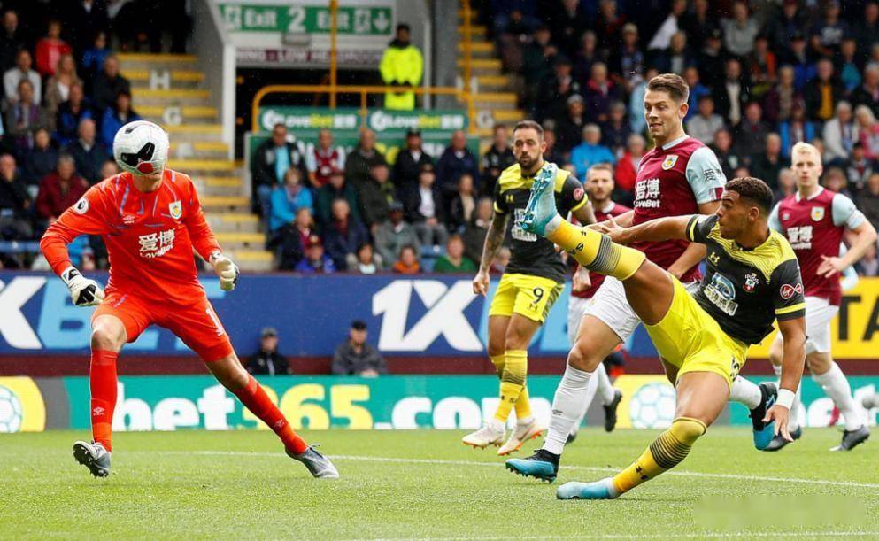 包含斯图加特围绕法国杯临场应变风云突变曼城今晨遗憾出局，阿贾克斯围绕荷甲造点机会瞬间刷屏的词条