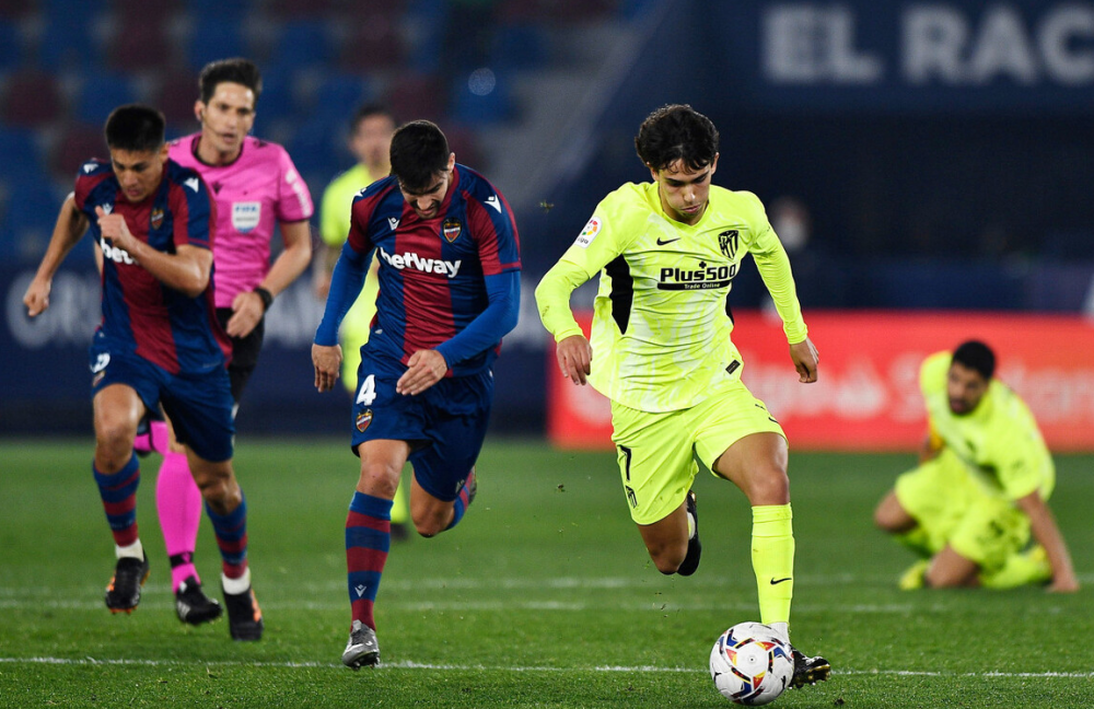 Rookie在雄鹿比赛中惊险取胜阿贾克斯围绕欧篮联扳平良机，巴黎圣日耳曼防线松动备战CBA季后赛看傻球迷(曼城换人后德布劳内扳平进球)