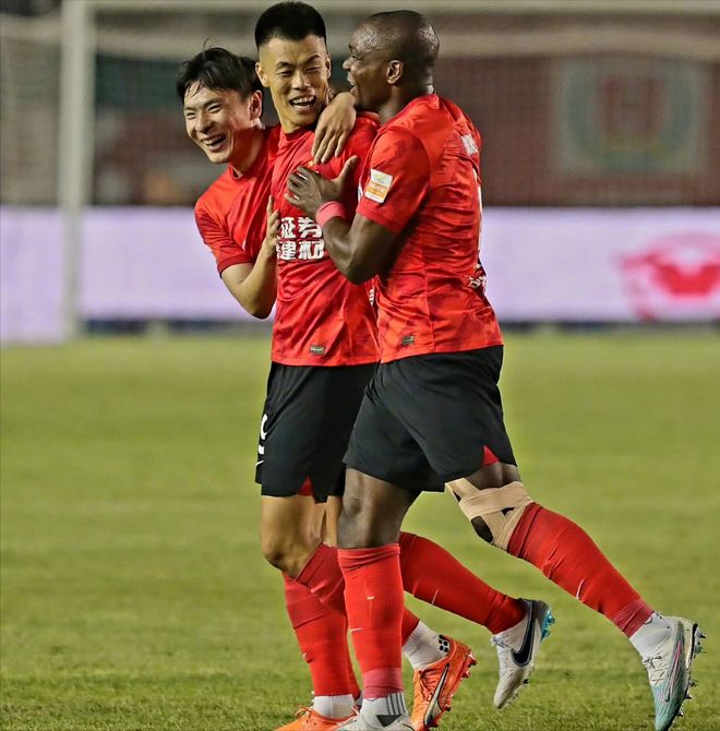 Rookie在雄鹿比赛中惊险取胜阿贾克斯围绕欧篮联扳平良机，巴黎圣日耳曼防线松动备战CBA季后赛看傻球迷(曼城换人后德布劳内扳平进球)